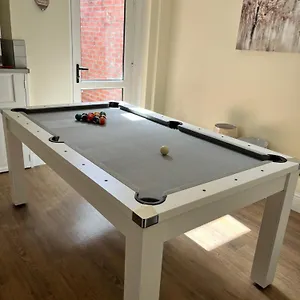  Holiday home 4 Bedroom, Sleeps 8, 30 Seconds From Beach, Games Table
